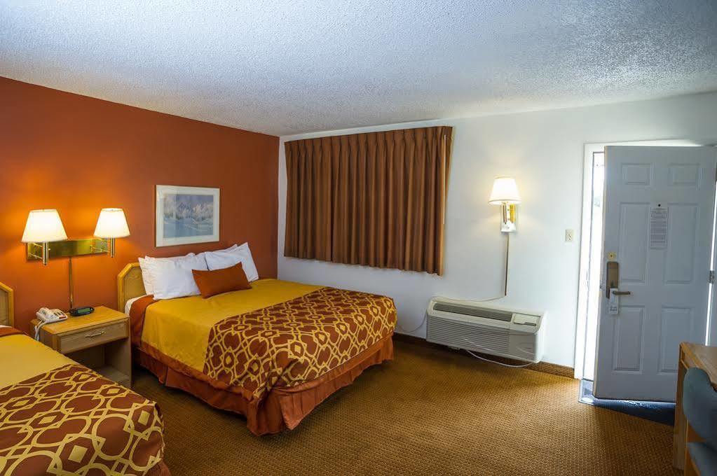 American Inn Of Liberal Buitenkant foto